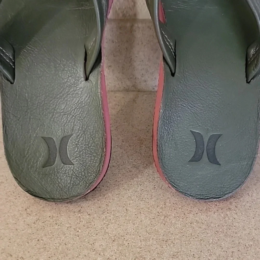 *MEN'S HURLEY LEATHER FLIP FLOPS SANDA)S (sz 7)‎